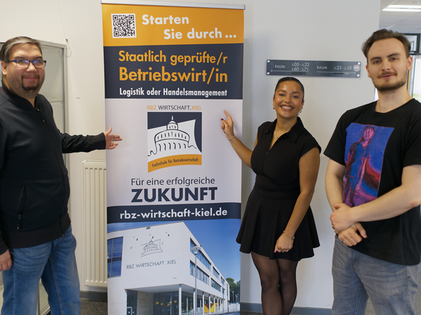 Fachschüler vor dem Banner
